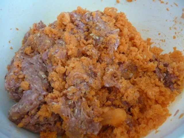 Rezept: Hackfleisch : Fleischküchle mit Möhren an Kartoffel-Broccoli-Brei Bild Nr. 9 Hackfleisch : Fleischküchle mit Möhren an Kartoffel-Broccoli-Brei - Rezept - Bild Nr. 9