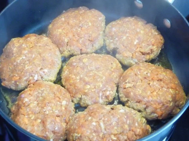 Rezept: Hackfleisch : Fleischküchle mit Möhren an Kartoffel-Broccoli-Brei Bild Nr. 10 Hackfleisch : Fleischküchle mit Möhren an Kartoffel-Broccoli-Brei - Rezept - Bild Nr. 10