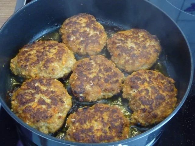 Rezept: Hackfleisch : Fleischküchle mit Möhren an Kartoffel-Broccoli-Brei Bild Nr. 11 Hackfleisch : Fleischküchle mit Möhren an Kartoffel-Broccoli-Brei - Rezept - Bild Nr. 11