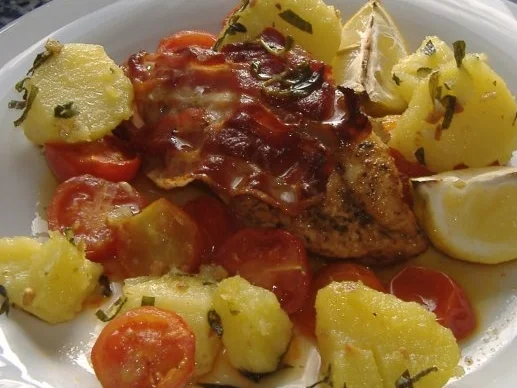 Gebackene Hähnchenbrust mit Speck und Tomaten - Rezept
