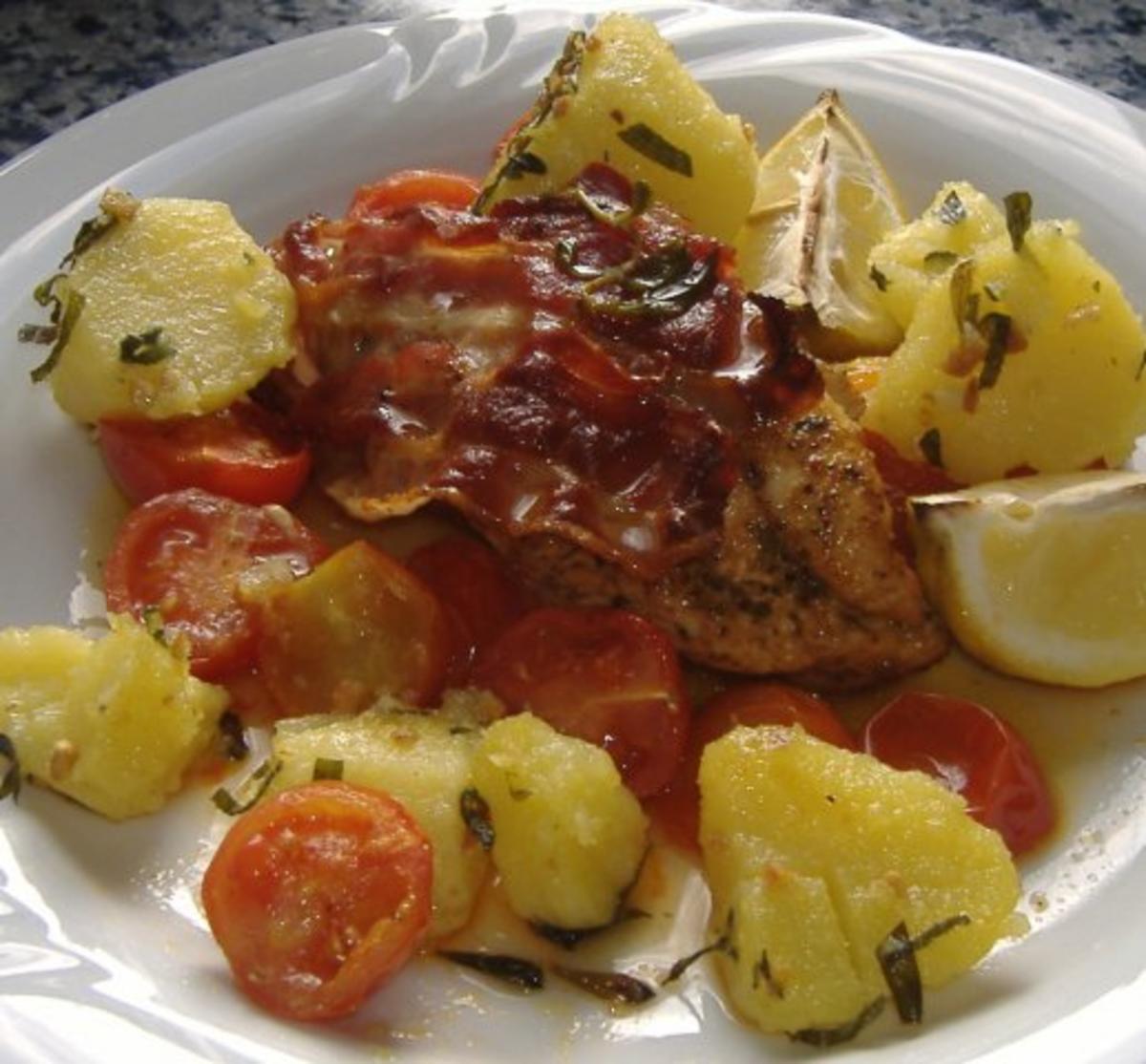 Gebackene Hähnchenbrust mit Speck und Tomaten - Rezept - kochbar.de