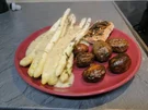 Spargel in Alufolie gegart mit Laschsfilet und gebackenen Drillingen in - Rezept