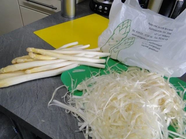 Spargel in Alufolie gegart mit Laschsfilet und gebackenen Drillingen in - Rezept - Bild Nr. 2