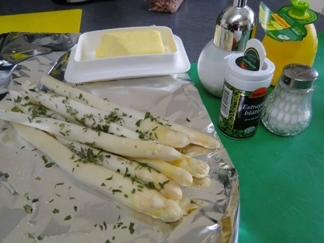 Spargel in Alufolie gegart mit Laschsfilet und gebackenen Drillingen in - Rezept - Bild Nr. 3