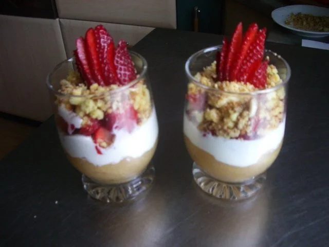 Rezept: Schichtspeise mit Rhabarber und Erdbeeren Bild Nr. 2 Schichtspeise mit Rhabarber und Erdbeeren - Rezept - Bild Nr. 2
