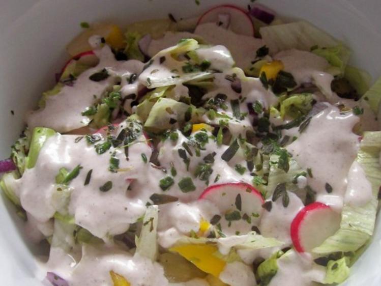 Bunter gemischter Salat mit Crème-Fraîche-Dressing - Rezept