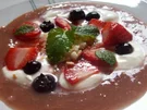 Rezept: Rhabarber-Kompott mit Heidelbeeren, Erdbeeren und Limetten-Crème fraîche Rhabarber-Kompott mit Heidelbeeren, Erdbeeren und Limetten-Crème fraîche - Rezept