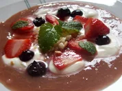 Rhabarber-Kompott mit Heidelbeeren, Erdbeeren und Limetten-Crème fraîche - Rezept