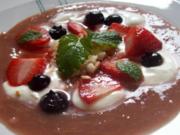 Rhabarber-Kompott mit Heidelbeeren, Erdbeeren und Limetten-Crème fraîche - Rezept