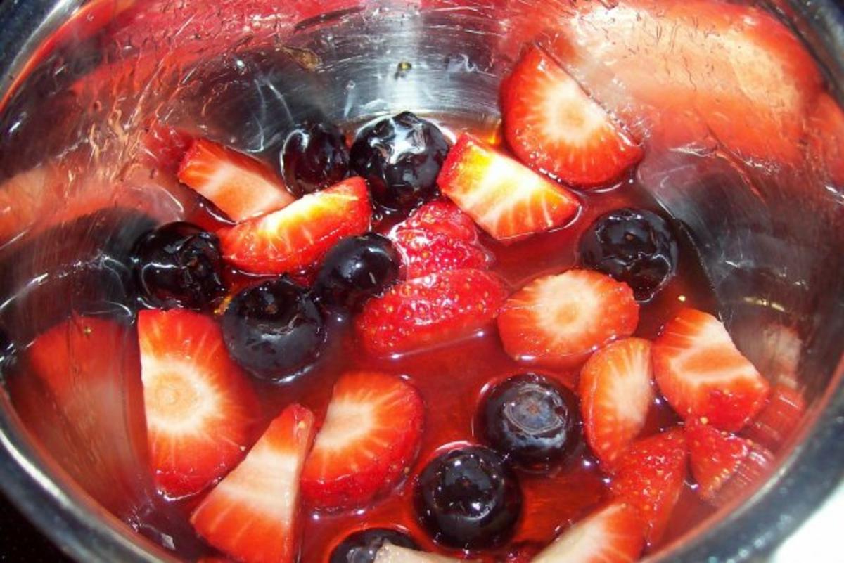 Rhabarber-Kompott mit Heidelbeeren, Erdbeeren und Limetten-Crème fraîche - Rezept - Bild Nr. 2