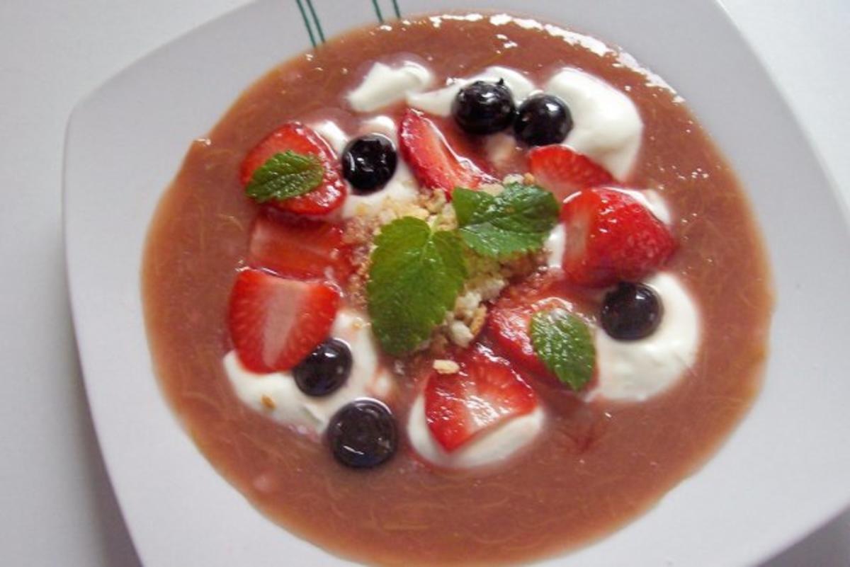 Rhabarber-Kompott mit Heidelbeeren, Erdbeeren und Limetten-Crème fraîche - Rezept - Bild Nr. 3