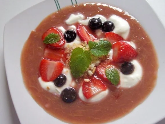 Rhabarber-Kompott mit Heidelbeeren, Erdbeeren und Limetten-Crème fraîche - Rezept - Bild Nr. 3