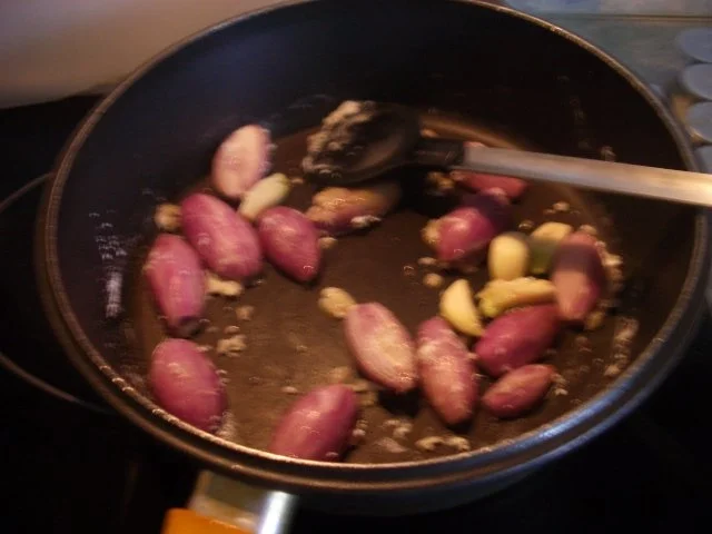 Rezept: Kaninchenkeulen mit Schalotten geschmort Bild Nr. 4 Kaninchenkeulen mit Schalotten geschmort - Rezept - Bild Nr. 4