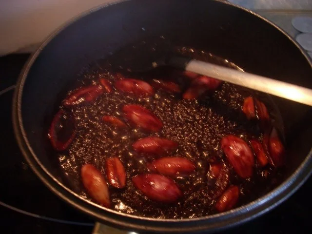 Rezept: Kaninchenkeulen mit Schalotten geschmort Bild Nr. 5 Kaninchenkeulen mit Schalotten geschmort - Rezept - Bild Nr. 5