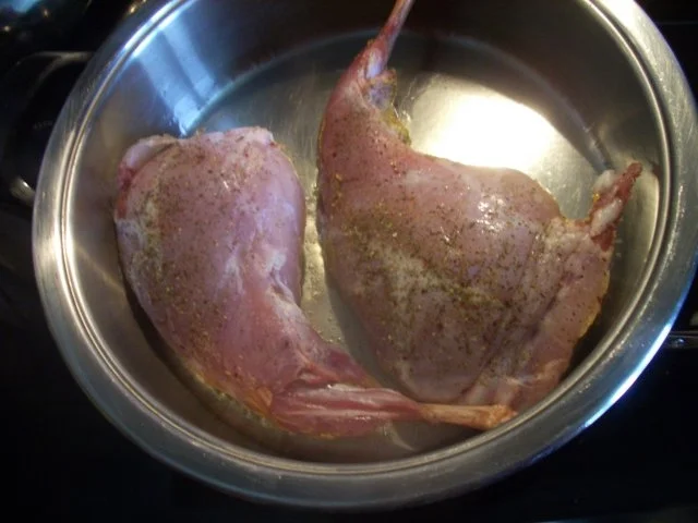 Rezept: Kaninchenkeulen mit Schalotten geschmort Bild Nr. 6 Kaninchenkeulen mit Schalotten geschmort - Rezept - Bild Nr. 6