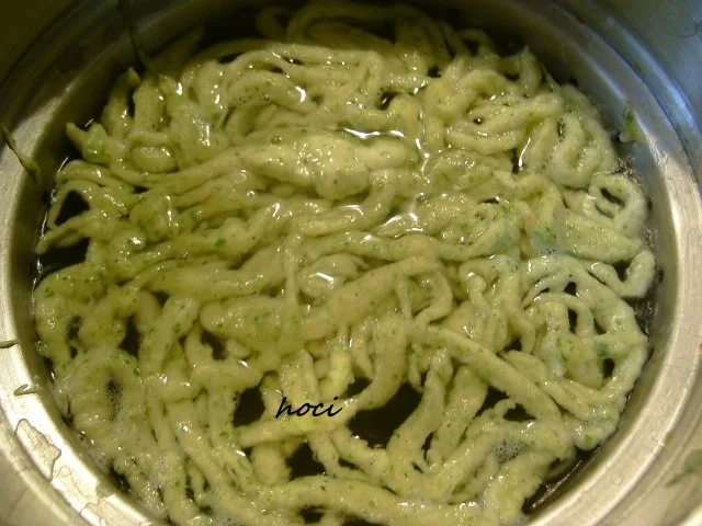 Rezept: Petersilien - Knoblauch - Spätzle mit Zwiebelbutter Bild Nr. 8 Petersilien - Knoblauch - Spätzle mit Zwiebelbutter - Rezept - Bild Nr. 8