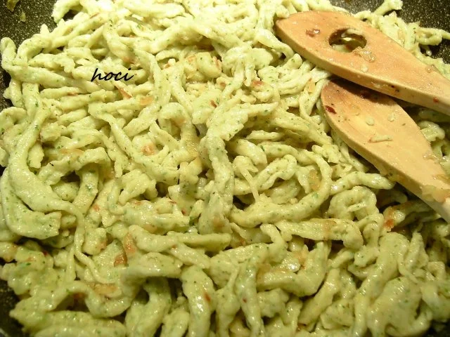 Rezept: Petersilien - Knoblauch - Spätzle mit Zwiebelbutter Petersilien - Knoblauch - Spätzle mit Zwiebelbutter - Rezept