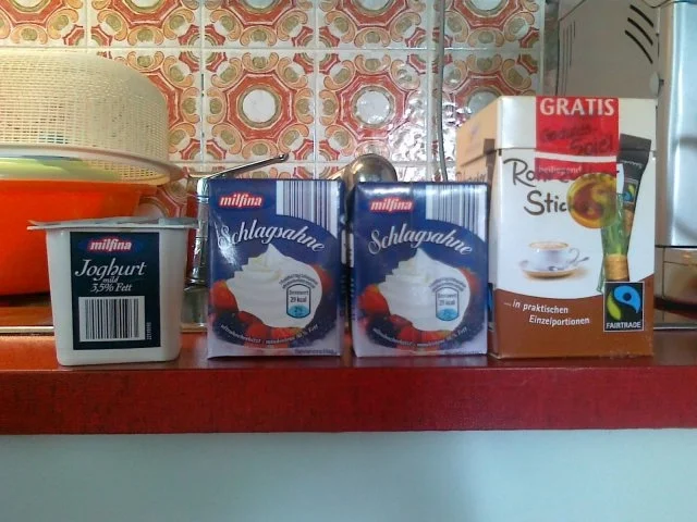 Rezept: Schnelle Joghurtsahne mit Himbeeren... Bild Nr. 2 Schnelle Joghurtsahne mit Himbeeren... - Rezept - Bild Nr. 2