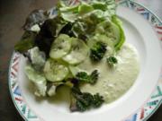 Salat mit Beinwell-Blütenknospen und Wildkräuter-Dressing - Rezept