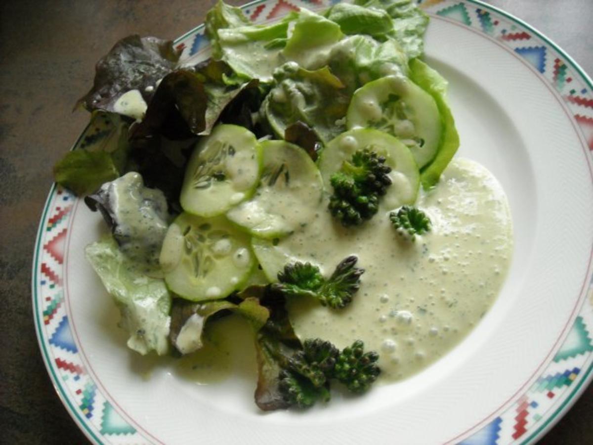 Bilder für Salat mit Beinwell-Blütenknospen und Wildkräuter-Dressing - Rezept