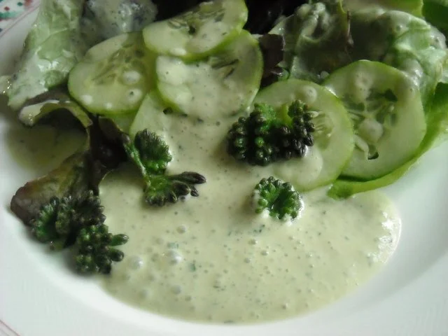 Salat mit Beinwell-Blütenknospen und Wildkräuter-Dressing - Rezept - Bild Nr. 2