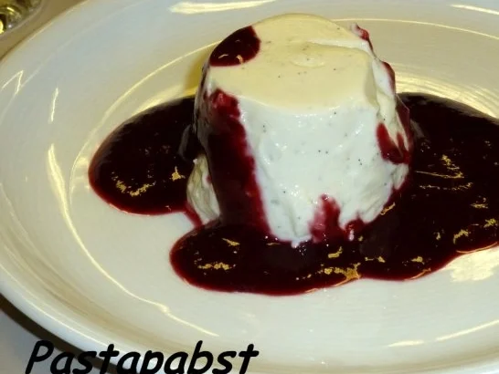 Rezept: Lavendel Panna Cotta mit Beeren Sauce Bild Nr. 2 Lavendel Panna Cotta mit Beeren Sauce - Rezept - Bild Nr. 2