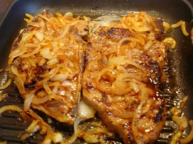 Grillkotelett mit Zwiebeln und Champignons - Rezept - Bild Nr. 10