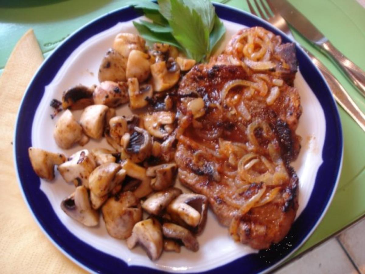 Grillkotelett mit Zwiebeln und Champignons - Rezept - Bild Nr. 13