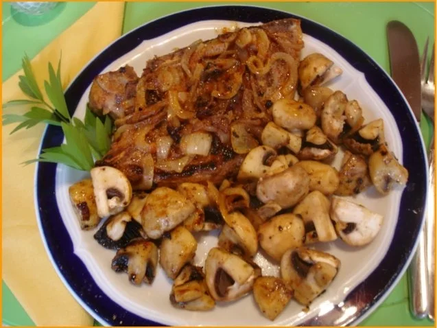 Grillkotelett mit Zwiebeln und Champignons - Rezept