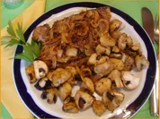 Grillkotelett mit Zwiebeln und Champignons - Rezept