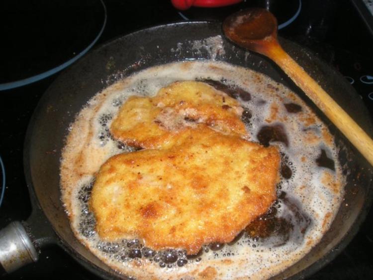 Gebackene Hühnerschnitzel mit Risipisi - Rezept - kochbar.de