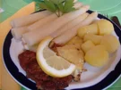 Rezept: Wiener Schnitzelchen mit Spargel, Kartoffelpilzen *) und zerlassener Butter Wiener Schnitzelchen mit Spargel, Kartoffelpilzen *) und zerlassener Butter - Rezept