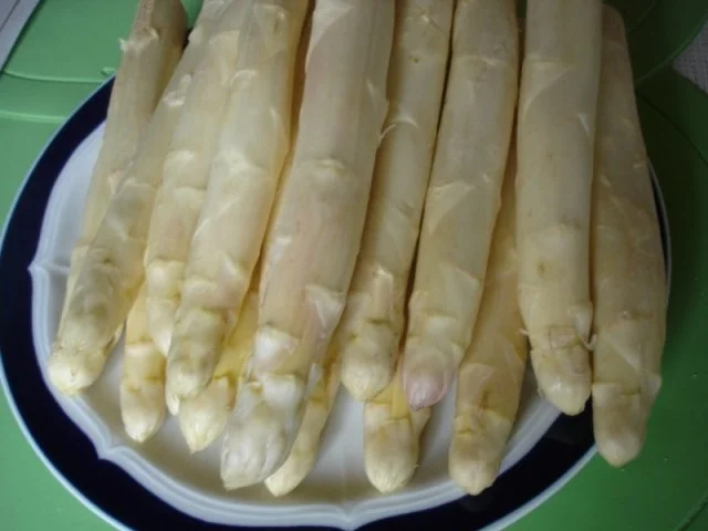 Wiener Schnitzelchen mit Spargel, Kartoffelpilzen *) und zerlassener Butter - Rezept - Bild Nr. 2