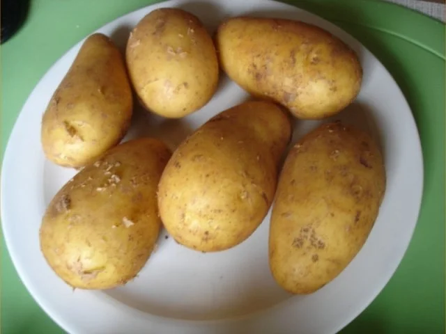 Wiener Schnitzelchen mit Spargel, Kartoffelpilzen *) und zerlassener Butter - Rezept - Bild Nr. 7