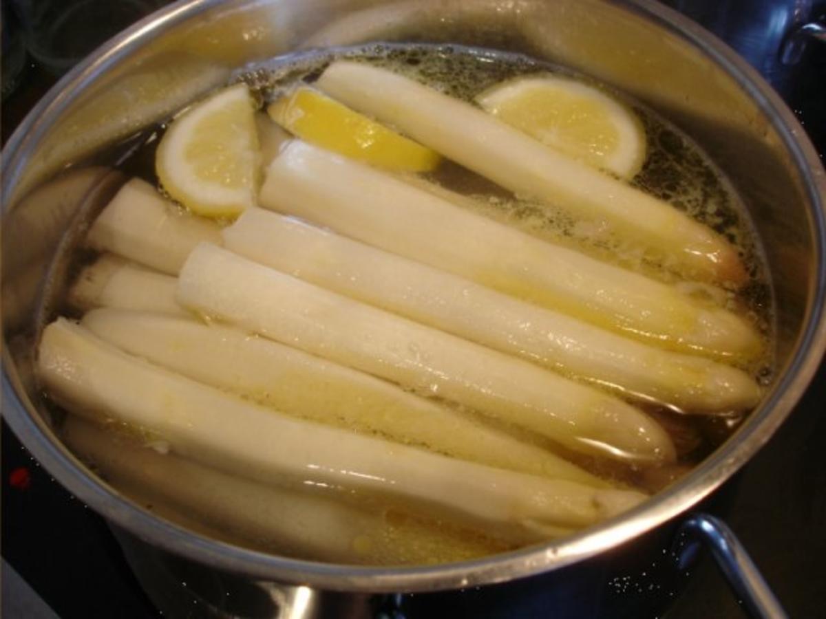 Wiener Schnitzelchen mit Spargel, Kartoffelpilzen *) und zerlassener Butter - Rezept - Bild Nr. 5