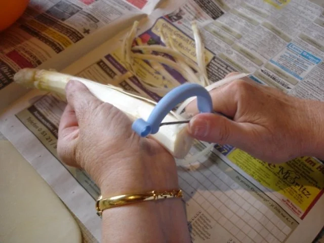 Wiener Schnitzelchen mit Spargel, Kartoffelpilzen *) und zerlassener Butter - Rezept - Bild Nr. 4