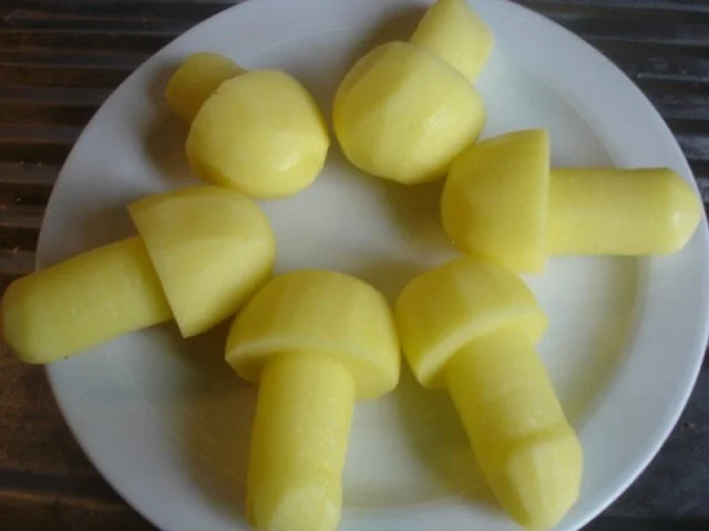 Wiener Schnitzelchen mit Spargel, Kartoffelpilzen *) und zerlassener Butter - Rezept - Bild Nr. 9