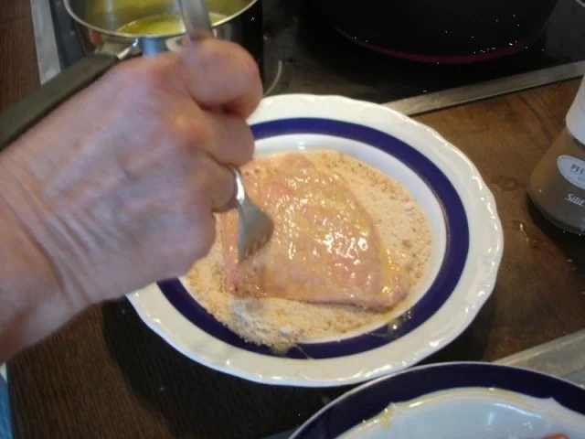 Wiener Schnitzelchen mit Spargel, Kartoffelpilzen *) und zerlassener Butter - Rezept - Bild Nr. 12