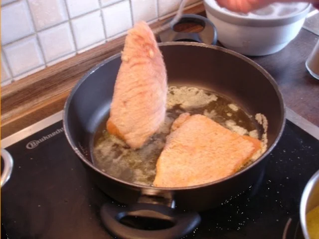 Wiener Schnitzelchen mit Spargel, Kartoffelpilzen *) und zerlassener Butter - Rezept - Bild Nr. 14