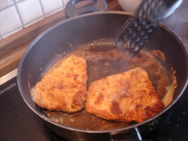 Wiener Schnitzelchen mit Spargel, Kartoffelpilzen *) und zerlassener Butter - Rezept - Bild Nr. 16