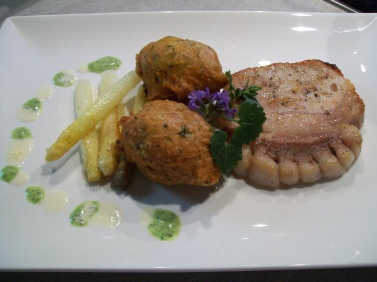 Mangalica Rückensteak/ karamellisierter Spargel/ Kartoffelkrapfen - von ...