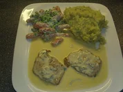 Minutensteaks in Gorgonzolasosse mit Babymöhren, Erbsen und Kartoffelpüree - Rezept