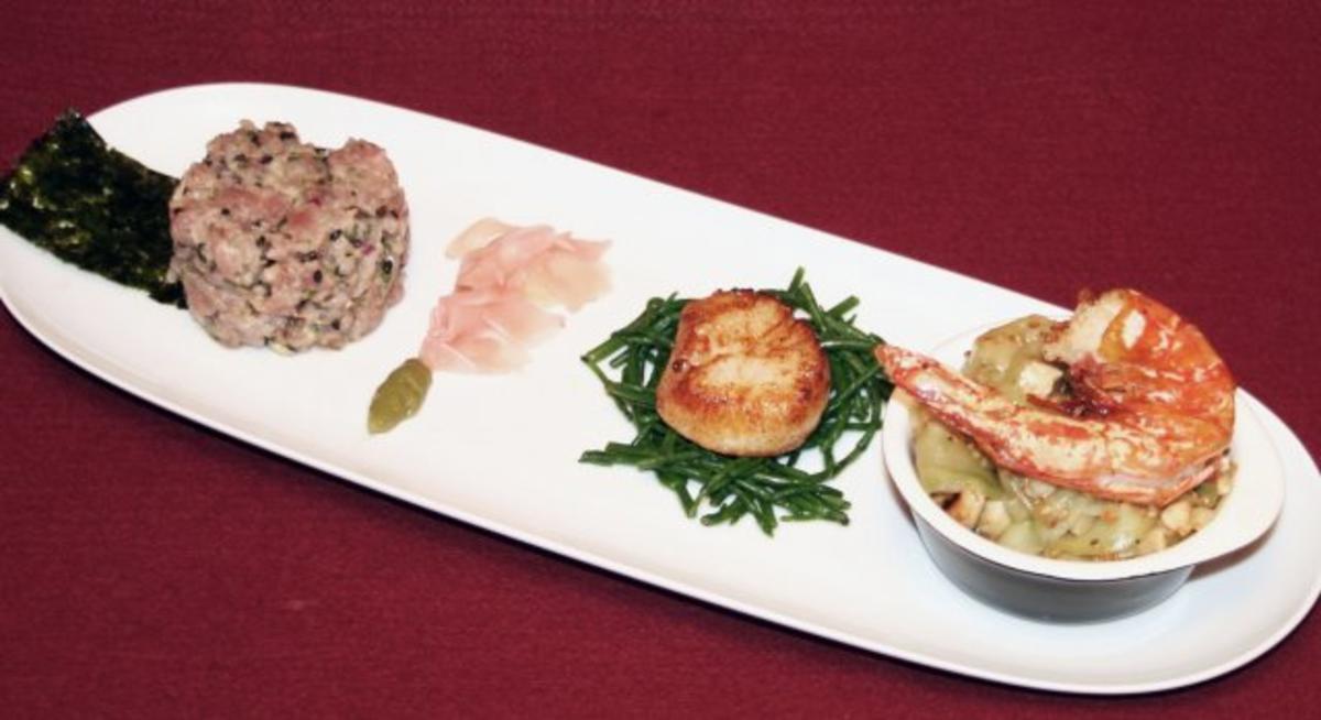 Gurkentagliatelle mit Sesam, Garnelen mit Jakobsmuschel auf Algenbeet ...
