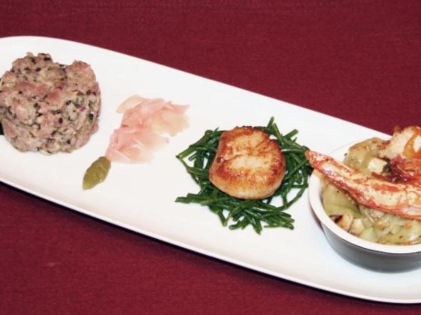 Gurkentagliatelle mit Sesam, Garnelen mit Jakobsmuschel auf Algenbeet ...