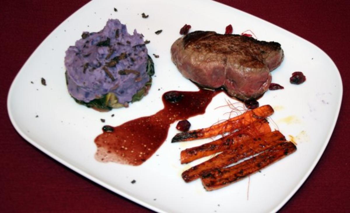Steak vom Koberind mit Zimtmöhrchen, Kartoffeltrüffelpüree und Salat - Rezept