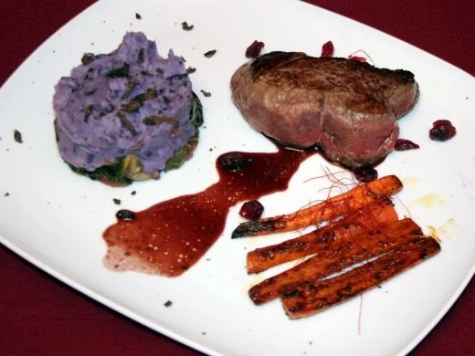 Rezept: Steak vom Koberind mit Zimtmöhrchen, Kartoffeltrüffelpüree und Salat Steak vom Koberind mit Zimtmöhrchen, Kartoffeltrüffelpüree und Salat - Rezept