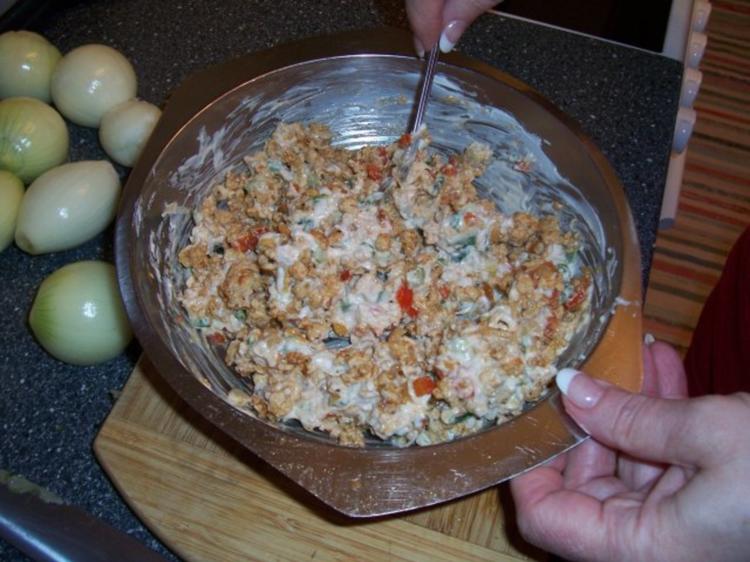 Putenroulade gefüllt mit Lauchcreme und Hackfleisch, dazu Zwiebelgemüse ...
