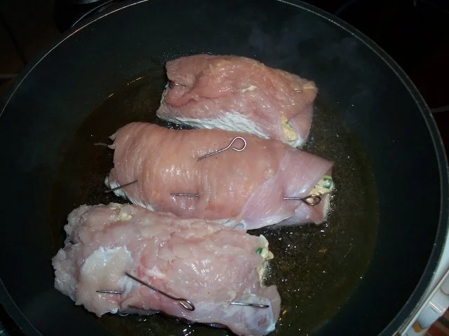 Putenroulade gefüllt mit Lauchcreme und Hackfleisch, dazu Zwiebelgemüse - Rezept - Bild Nr. 10