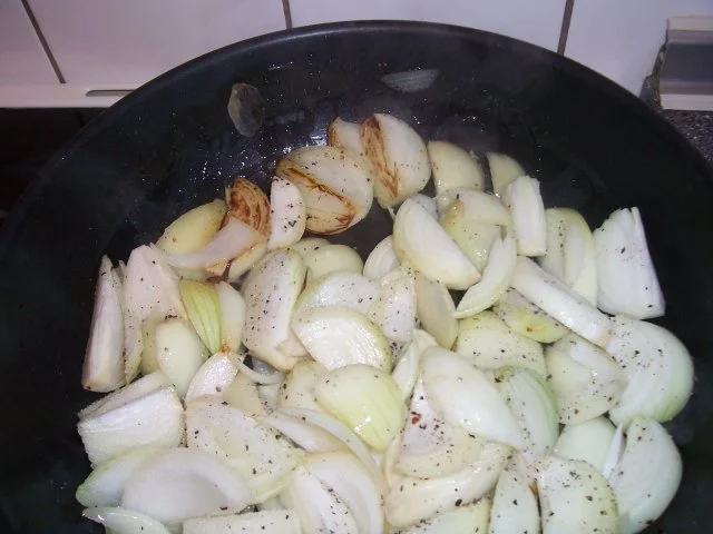 Putenroulade gefüllt mit Lauchcreme und Hackfleisch, dazu Zwiebelgemüse - Rezept - Bild Nr. 11