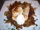 Putenroulade gefüllt mit Lauchcreme und Hackfleisch, dazu Zwiebelgemüse - Rezept